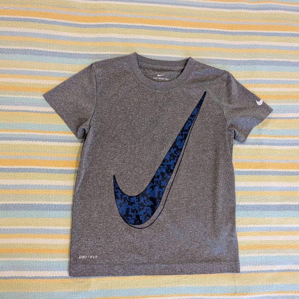 Boy's The Nike Tee Dri-Fit Swoosh graphic size 7